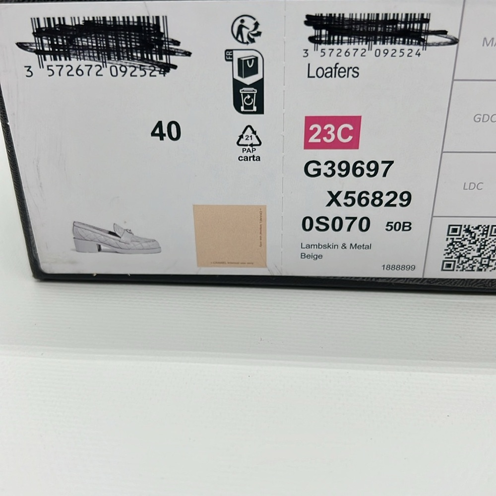 CHANEL
Lambskin Quilted CC Heart - Picture 8 of 8